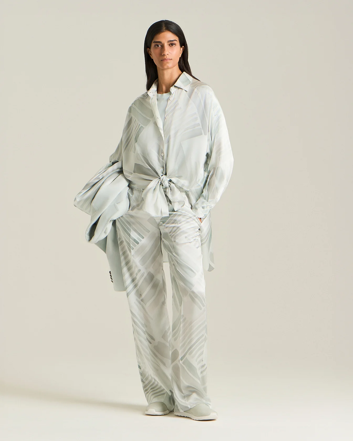 SILK TROUSERS WITH ETHNIC BRUSH PATTERN - Image 4