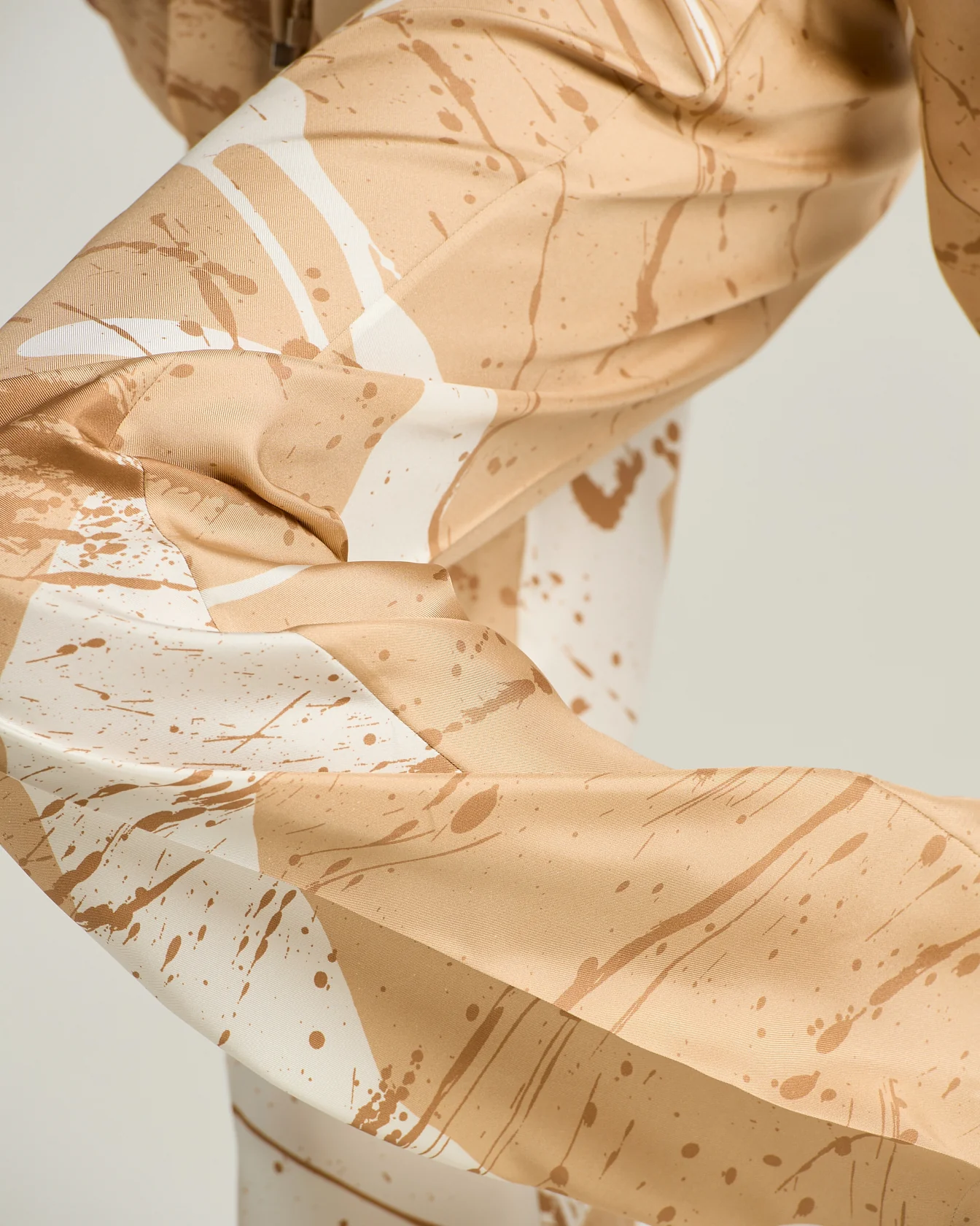 WIDE LEG TROUSERS WITH ABSTRACT PATTERN CAMEL 100% SILK - Image 4