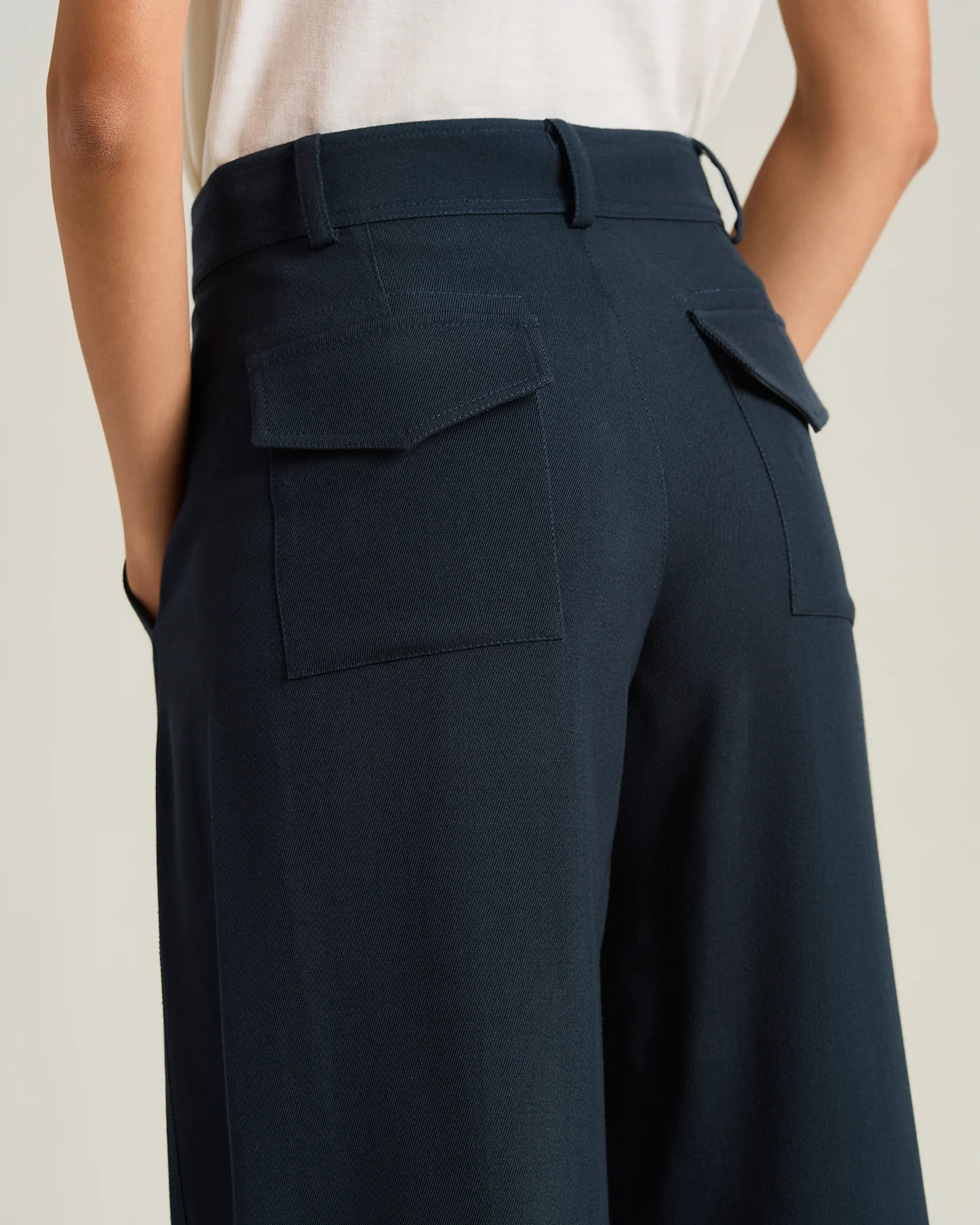 TAILORED WOOL AND SILK TROUSERS IN BLUE - Image 4
